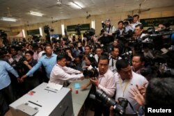 រូបឯសារ៖ អ្នក​កាសែត​នាំ​គ្នា​រង់ចាំ​យក​ព័ត៌មាន​នៅ​មណ្ឌល​បោះឆ្នោត​មួយ​ក្នុង​ក្រុង​តាខ្មៅ​ មុន​នឹង​លោក​នាយករដ្ឋ​មន្ត្រី ហ៊ុន សែន អញ្ជើញ​ទៅ​បោះឆ្នោត​នៅ​ទីនោះ ខេត្ត​កណ្ដាល ថ្ងៃ​ទី២៩ ខែកក្កដា ឆ្នាំ២០១៨។