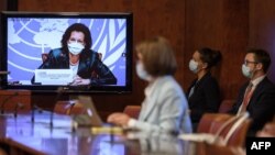 ប្រធាន​ក្រុមប្រឹក្សា​សិទ្ធិ​មនុស្ស​ឯកអគ្គរដ្ឋទូត​ប្រទេស​អូទ្រីស​អ្នកស្រី Elisabeth Tichy-Fisslberger ដែល​ពាក់​ម៉ាស​ការពារមុខ​ត្រូវ​បាន​គេ​មើលឃើញ​តាម​វីដេអូ​ក្នុង​សន្និសីទ​កាសែត​តាមវីដេអូ​នៃ​ការ​ប្រជុំ​របស់​ក្រុមប្រឹក្សា​សិទ្ធិ​មនុស្ស​នៃ​អង្គការ​សហ​ប្រជាជាតិ។