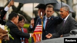 U.S. President Barack Obama (R) is welcome by Laos President Bounnhang Vorachith at the Presidential Palace in Vientiane, Laos, September 6, 2016.