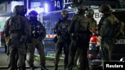 Pasukan khusus polisi Jerman pada sebuah insiden yang menewaskan beberapa orang pada Jumat malam ketika seorang pria secara acak menikam orang yang lewat dengan pisau di sebuah festival kota, di Solingen, Jerman, 24 Agustus 2024. (Foto: Reuters)
