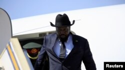 Shugaban Sudan ta Kudu Silva Kiir yayinda yake sauka a Addis Ababa babban birnin Ethiopia