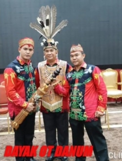 Kepala Dinas Kebudayaan dan Pariwisata Provinsi Kalimantan Tengah, Dr. Guntur Talajan, SH. (tengah) mengenakan busana Suku Dayak Ot Danum. (Foto: Dinas Kebudayaan dan Pariwisata Provinsi Kalimantan Tengah)