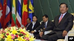 លោក​នាយករដ្ឋមន្ត្រី​ហ៊ុន សែន​ (ស្តាំ) អង្គុយ​ក្នុងកិច្ចប្រជុំ​​​រដ្ឋមន្ត្រី​បរិស្ថាន​នៃ​មហាអនុតំបន់​ទន្លេ​មេគង្គនៅ​វិមាន​សន្តិភាព​ក្រុង​​ភ្នំពេញ​ថ្ងៃ​ទី​២៨កក្កដា។