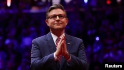 Спикер Палаты представителей Майк Джонсон выступает на митинге сторонников Трампа в Нью-Йорке, 27 октября 2024 года