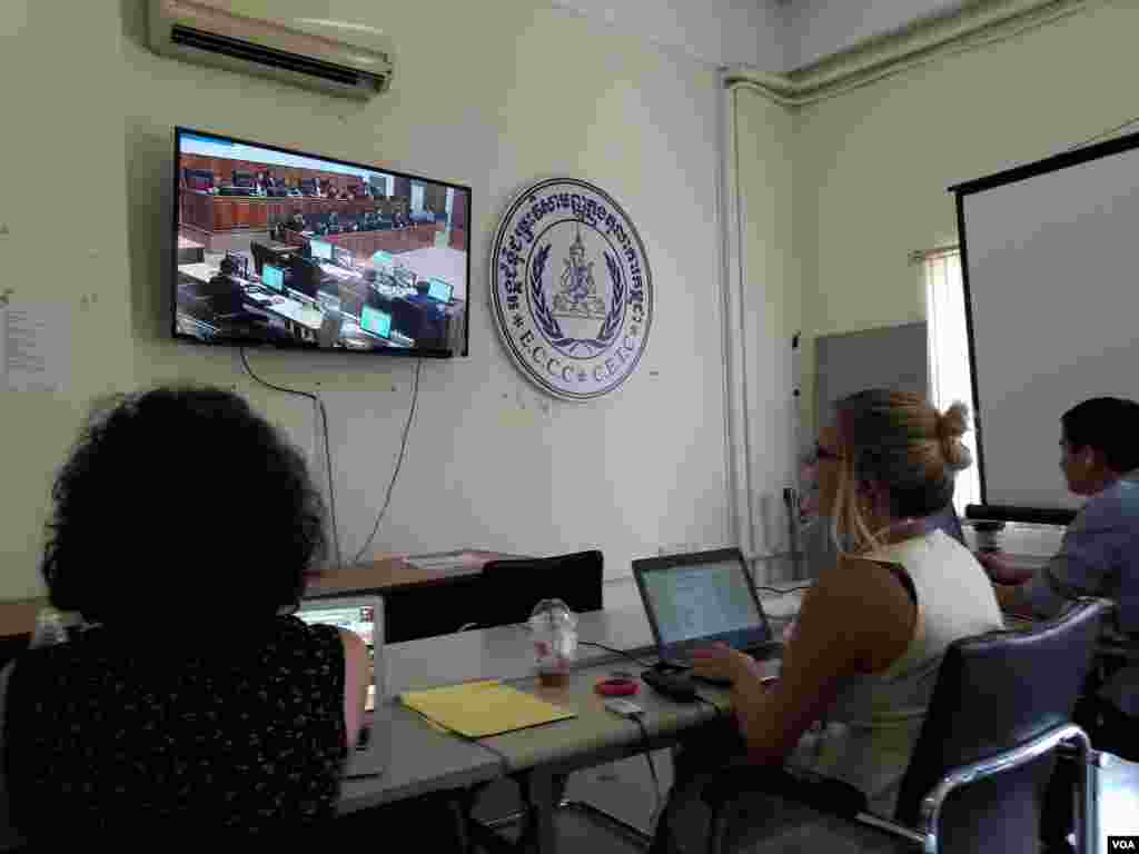 At the media room at the Extraordinary Chambers in the Courts of Cambodia (ECCC), journalists watch a live-stream of the testimony of Kaing Guek Eav, alias Duch, former Chairman of S-21 on trial in case 002/02 at UN-backed court in Phnom Penh, Tuesday, June 07, 2016. (Neou Vannarin/VOA Khmer)