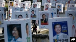 Poster para kandidat menjelang pemilihan umum di Cheonggye, pusat kota Seoul, Korea Selatan (11/4). 