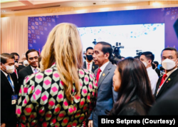 Presiden Jokowi menerima ucapan Selamat dari berbagai pemimpin negara lain atas Keketuan ASEAN tahun 2023. (Foto: Courtesy/Biro Setpres)