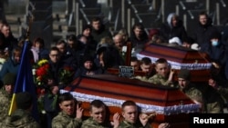 우크라이나 병사들이 전사한 동료들의 장례식에서 관을 운구하고 있다. (자료사진)