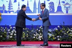 នាយករដ្ឋមន្ត្រីកម្ពុជាលោក ហ៊ុន សែន និងប្រធានាធិបតីឥណ្ឌូណេស៊ីលោក Joko Widodo ក្នុងពិធីផ្ទេរតួនាទីជាប្រធានអាស៊ានពីកម្ពុជាទៅឲ្យឥណ្ឌូណេស៊ី ពេលបិទកិច្ចប្រជុំកំពូលអាស៊ាន នៅរាជធានីភ្នំពេញ ថ្ងៃទី ១៣ ខែវិច្ឆិកា ឆ្នាំ ២០២២។