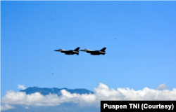 Pesawat F 16 saat berlatih pada Rabu (9/11), sebagai bagian dalam pengamanan G20 di Bali. (Foto: Courtesy/Puspen TNI)