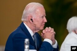 美国总统拜登与中国国家主席习近平在印尼20国峰会期间举行面对面会谈。（2022年11月14日）