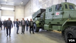 საქართველოს თავდაცვის მინისტრი ჯუანშერ ბურჭულაძე ახალ საწარმოში. ფოტო: საქართველოს თავდაცვის სამინისტრო.