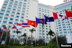 Bendera dari negara-negara yang mengikuti KTT ASEAN di Phnom Penh, Kamboja, Kamis, 10 November 2022. (Foto: Cindy Liu/Reuters)