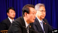 윤석열 한국 대통령이 13일 캄보디아 수도 프놈펜에서 열린 미한일 3국 정상회담에서 발언하고 있다.