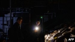 Pijaca u Kijevu u mraku posle ruskih napada (Foto: Dimitar DILKOFF / AFP)
