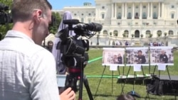 国会山前纪念六四30年大型集会上展示在六四事件受害者的照片