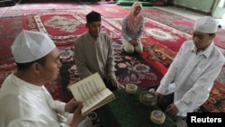 Muslim di kota Aksu, Xinjiang mengajarkan mengaji al-Quran kepada anak-anak (foto: dok).