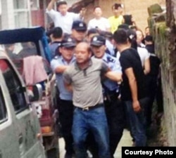 当局抓走信徒（傅希秋牧师推特图片）