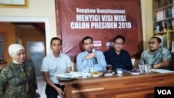 Diskusi menyorot visi dan misi kedua pasangan kandidat soal penegakan hak asasi manusia yang berlangsung di Jakarta, Rabu (16/1). Komisioner Komisi Nasional (Komnas) HAM Amiruddin al-Rahab (tengah), Deputi Direktur Riset ELSHAM Wahyudi Djafa (kanan) dan