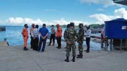 Petugas TNI Polri mengawasi pelabuhan Tobing di Kabupaten Banggai Laut, Sulawesi Tengah, menyusul kebijakan kabupaten Banggai Laut melarang transportasi laut dari daerah lain yang telah terpapar virus corona (7 Mei 2020) (Courtesy : BPBD Banggai Laut).