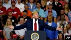 川普2018年6月25日晚在南卡州出席一场集会谈美中贸易不平衡（美联社）