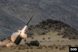 Arhiva - Raketni sistem M142 Marinskog korpusta SAD tokom vežbi u Kaliforniji, 18. maja 2014.