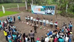 Kegiatan gerakan tanam jagung komposit oleh BPTP Sulawesi Tengah di lahan percontohan seluas satu hektare di desa Tingkeao, Morowali Utara, Sulawesi Tengah. Jumat (23/4/2021). (Foto: VOA/Yoanes Litha)