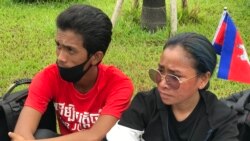 តំណាង​អ្នកតវ៉ា​លោក មួង​ សុភ័ក្ត្រ (នៅ​ខាង​ឆ្វេង​ដៃ)​ និង​តំណាង​អ្នកតវ៉ា​ម្នាក់​ទៀត​ គឺ​កញ្ញា​ សូ​ មេត្តា​ អង្គុយ​នៅមុខ​ស្ថានទូត​សហរដ្ឋអាមេរិក ថ្ងៃទី​៧ ខែកញ្ញា​ ឆ្នាំ​២០២០​។ (ហ៊ុល រស្មី​/វីអូអេ)​ ​