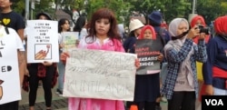 Para peserta Women's March dalam aksi di Taman Aspirasi Monas, Jakarta, Sabtu (27/4). (Foto: VOA/Sasmito)