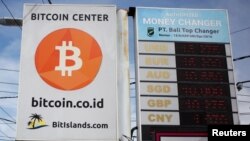 Sebuah poster mengiklankan bitcoin di kawasan Kuta, di Bali, 18 Januari 2018. (REUTERS/Nyimas Laula)