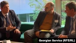 ჟურნალისტი ვაჟა თავბერიძე (ცენტრში). "რადიო თავისუფლების" ფოტო.