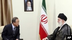  Ban Ki-Moon et l'ayatollah Ali Khamenei, guide suprême de la Révolution islamique, Téhéran, Iran, le 29 août 2012. (AP Photo/Office of the Iranian Supreme Leader)