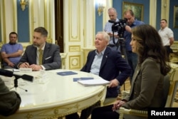 Senator AS Lindsey Graham (tengah) dalam pertemuan dengan Presiden Ukraina Volodymyr Zelenskiy di Kyiv, 26 Mei 2023.