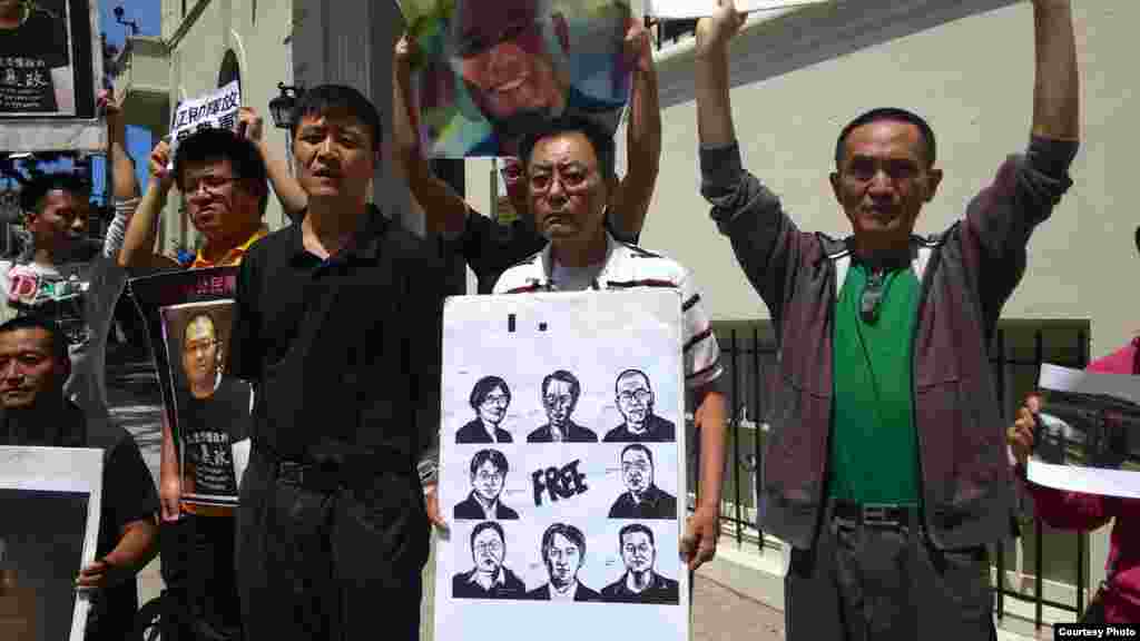 周锋锁（黑衣）和右立的葛洵（示威者提供）