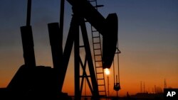 پمپ استخراج نفت در یک غروب داغ صحیر، بحرین - آرشیو