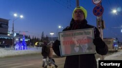 Ilya Kursov holds a sign that reads, "I wish for Putin to go away in the New Year." (Ilya Kursov)