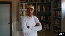 Nhlanhla Lux Mohlauli de l'opération Dudula pose pour un portrait chez lui à Pimville, Soweto, le 22 avril 2022.