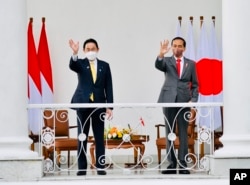 រូបឯកសារ៖ នាយករដ្ឋមន្ត្រីជប៉ុនលោក Fumio Kishida និងប្រធានាធិបតីឥណ្ឌូណេស៊ីលោក Joko Widodo ថតរូបនៅក្នុងកិច្ចប្រជុំមួយនៅវិមាន Bogor នៅប្រទេសឥណ្ឌូណេស៊ី កាលពីថ្ងៃទី ២៩ ខែមេសា ឆ្នាំ ២០២២។