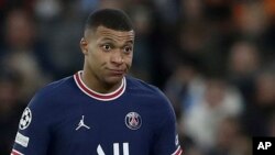 Kylian Mbappé essuie de nombreuses critiques depuis sa sortie sur les déplacements en avion du PSG.