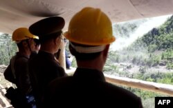 북한 관리들이 2018년 5월 풍계리 핵실험 시설 철거식을 지켜보고 있다.