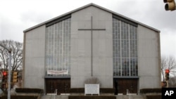 Ketika epidemi AIDS terjadi dalam dasawarsa 1980-an, sebagian pemuka agama Kristen mengutuk mereka yang terkena virus HIV, namun sikap itu kemudian berubah, sebagian, karena adanya pendeta-pendeta yang ternyata terkena virus penyebab AIDS itu (foto: dok.)