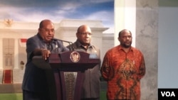 Gubernur Papua Lukas Enembe (kiri) memberikan keterangan pada pers di Kantor Presiden. (Foto: Dok)