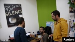 Les employés de l'ONG "Breaking the Silence" travaillent dans les bureaux de Tel-Aviv, Israël, le 16 décembre, 2015.