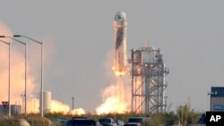 យាន New Shepard នៃ​ក្រុមហ៊ុន Blue Origin ត្រូវ​បាញ់​បង្ហោះ​​ដោយ​ដឹក​អ្នកដំណើរ​​៤​នាក់​គឺ​លោក Jeff Bezos ប្អូន​ប្រុស​របស់​លោក​ឈ្មោះ Mark Bezos យុវជន Oliver Daemen និង​​អ្នកស្រី Wally Funk ពី​កន្លែង​បង្ហោះ​នៅ​រដ្ឋ Texas កាល​ពី​ថ្ងៃ​អង្គារ ទី​២០ ខែ​កក្កដា ឆ្នាំ​២០២១។