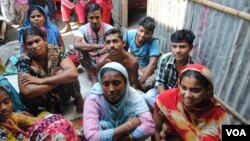 Volunteers in a slum in Dhaka listen to a lecture on reproductive health. (Amy Yee/VOA)