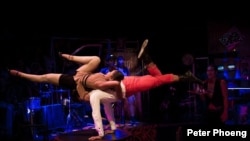 អ្នក​សម្តែង​សៀក​កាយ​សម្ព័ន្ធ​របស់​អង្គការ​ហ្វា​ពន្លឺ​សិល្បៈ​កំពុង​សម្តែង​រឿង«‍លោហធាតុ​ខ្មែរ» ឬ “Khmer Metal” ដែល​បង្ហាញ​ពី​សង្គម​កម្ពុជា​ក្នុង​សម័យកាល​ទំនើប។ (រូបថត​ផ្តល់​ឲ្យ)