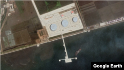 기존 유류 저장시설이 밀집한 지역에서 서쪽으로 약 700m 떨어진 곳에 완공된 접안시설. 제공=Maxar Technologies / Google Earth