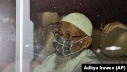 Abu Bakar Ba'asyir di dalam mobil keluar dari Lapas Gunung Sindur, Bogor, Jawa Barat, Jumat, 8 Januari 2021. (Foto: Aditya Irawan/AP)