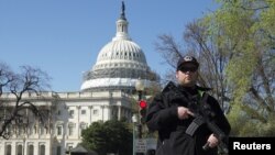 عیني شاهدان وایي چې هغوي یو کس د کانگرس د ماڼۍ خوا ته لیدلی و چې ټوپک ورسره و.