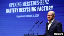 德国总理朔尔茨 (Olaf Scholz) 在德国库彭海姆的奔驰公司电池回收工厂的开业仪式上讲话。（2024年10月21日）
